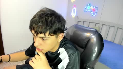 Snapshot of stiwentwink chatting on November 2025 04:16:02 PM Stiwen online show from November 2025 04:16:02 PM