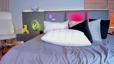 Stone Lee  online show from February 2025 01:48:02 PM