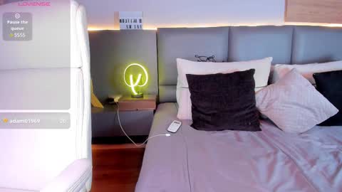 Stone Lee  online show from February 2025 10:45:01 AM