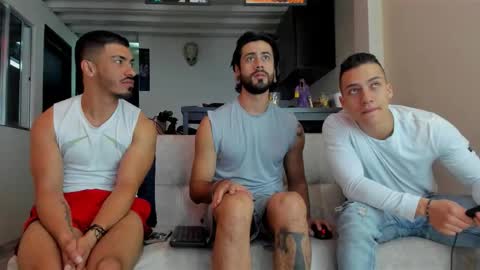 straight__friends online show from December 2025 11:00:02 PM