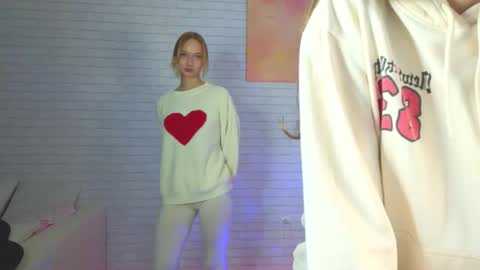 Snapshot of strawberryglow chatting on November 2025 09:46:02 PM Alice and Violetta online show from November 2025 09:46:02 PM