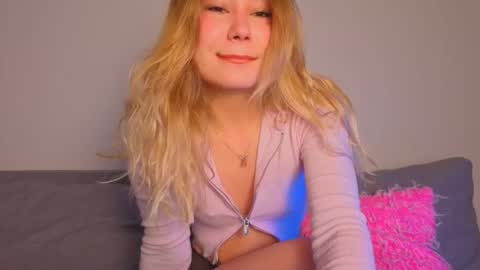 Snapshot of strawberrypie99 chatting on March 2026 04:06:01 AM Tati and Lola online show from March 2026 04:06:01 AM