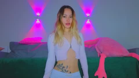 Snapshot of strawberrypie99 chatting on April 2026 07:52:01 AM Tati and Lola online show from April 2026 07:52:01 AM