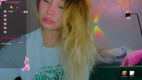 Snapshot of strawberrypie99 chatting on June 2026 04:50:01 AM Tati and Lola online show from June 2026 04:50:01 AM