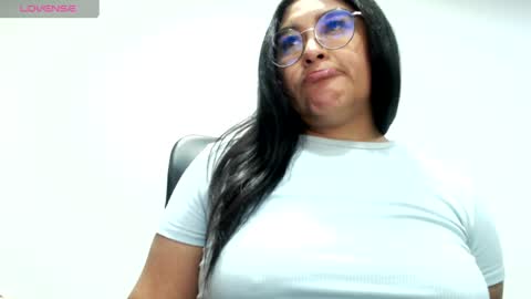 Snapshot of strawlux chatting on April 2026 06:19:02 AM strawlux online show from April 2026 06:19:02 AM