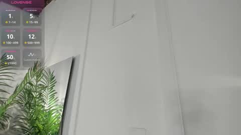 Snapshot of strong_girl_ chatting on April 2026 11:04:02 AM Alexa online show from April 2026 11:04:02 AM