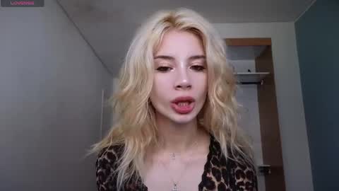 Snapshot of stuirt chatting on March 2026 03:11:01 PM Sofa online show from March 2026 03:11:01 PM