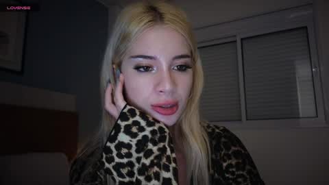 Snapshot of stuirt chatting on April 2026 12:19:01 AM Sofa online show from April 2026 12:19:01 AM