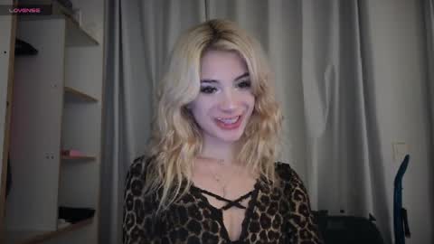 Snapshot of stuirt chatting on April 2026 09:59:02 PM Sofa online show from April 2026 09:59:02 PM