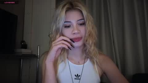 Snapshot of stuirt chatting on April 2026 12:11:02 AM Sofa online show from April 2026 12:11:02 AM