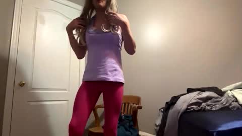 Snapshot of submiss14 chatting on December 2025 11:04:02 AM Sissy Isabella online show from December 2025 11:04:02 AM