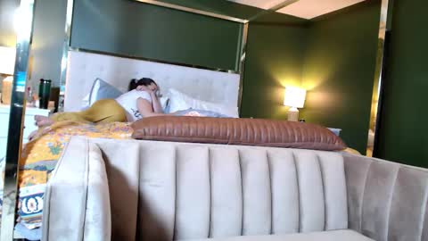 Snapshot of suburbanmoxxxie chatting on October 2025 07:40:02 AM Suburban Moxxxie online show from October 2025 07:40:02 AM