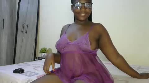 Snapshot of sucker_queen chatting on January 2026 01:33:01 AM Beverly online show from January 2026 01:33:01 AM