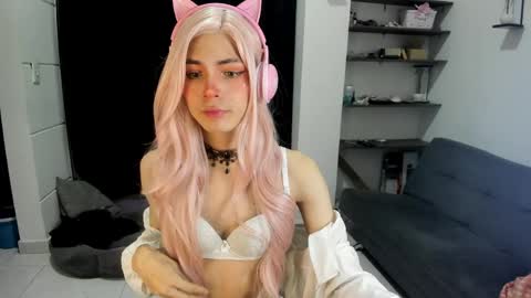 Snapshot of sue_krous chatting on April 2026 07:39:01 AM sue online show from April 2026 07:39:01 AM