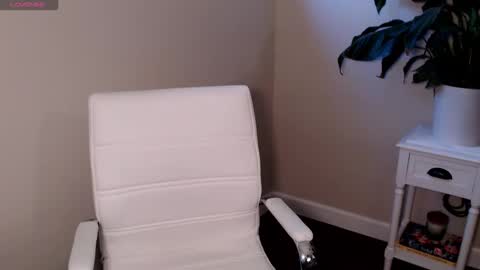 Mia online show from September 2025 01:35:02 PM