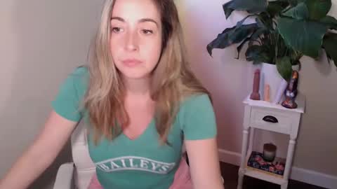 Mia online show from October 2025 03:10:01 PM