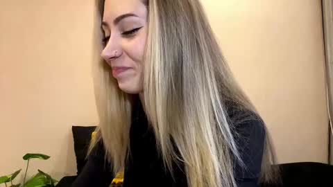 Snapshot of sun_under_dark chatting on December 2025 08:30:02 AM Lexi online show from December 2025 08:30:02 AM