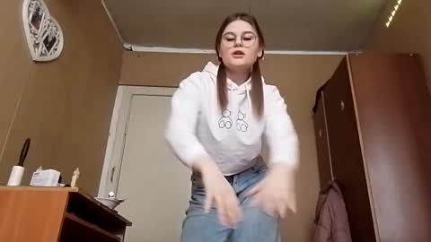 I am Lana Can we hit 10 Thumbs Up in first day online show from November 2025 06:02:02 AM