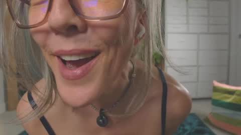 Snapshot of sunnie_dayz chatting on April 2026 02:28:01 AM Hi Im Sunnie - Next show Friday August 1 online show from April 2026 02:28:01 AM