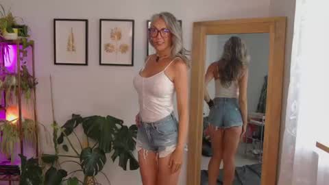 Snapshot of sunnie_dayz chatting on July 2026 09:02:01 PM Hi Im Sunnie - Next show Friday August 1 online show from July 2026 09:02:01 PM