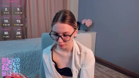 Snapshot of sunnivagaillard chatting on March 2026 02:04:02 AM Kiki online show from March 2026 02:04:02 AM