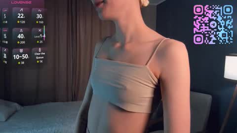 Snapshot of sunnivagaillard chatting on March 2026 01:17:02 AM Kiki online show from March 2026 01:17:02 AM