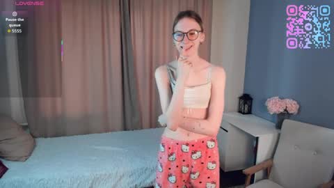 Snapshot of sunnivagaillard chatting on April 2026 01:03:01 AM Kiki online show from April 2026 01:03:01 AM