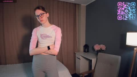 Snapshot of sunnivagaillard chatting on April 2026 01:11:01 AM Kiki online show from April 2026 01:11:01 AM