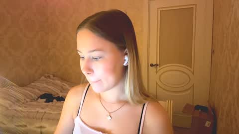 Snapshot of sunny_bambi chatting on December 2025 04:23:01 PM Hello My name is Mary nice to meet you Telegram cuuutekitten online show from December 2025 04:23:01 PM