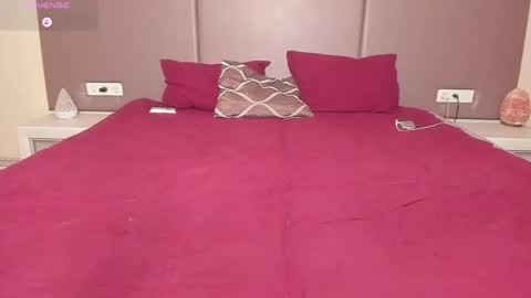 Snapshot of sunsay_effie chatting on May 2026 11:12:01 PM Effie Beautiful girl and Sunsay lucky boy online show from May 2026 11:12:01 PM
