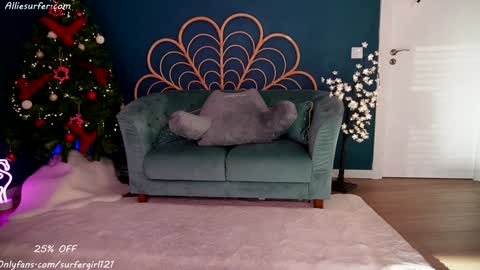 Snapshot of surfergirl121 chatting on December 2024 04:14:02 PM Allie online show from December 2024 04:14:02 PM