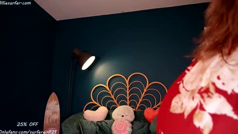 Snapshot of surfergirl121 chatting on February 2025 09:43:01 PM Allie online show from February 2025 09:43:01 PM