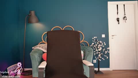 Snapshot of surfergirl121 chatting on September 2025 04:20:01 PM Allie online show from September 2025 04:20:01 PM