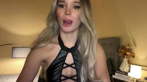 Mia online show from November 2025 05:28:02 AM