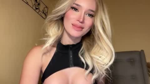 Mia online show from November 2025 08:47:02 AM