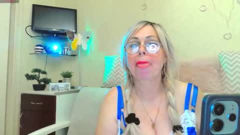 SusieNoreen online show from October 2025 08:01:01 AM