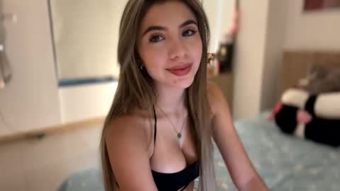 Snapshot of sussanf_ chatting on December 2024 10:43:02 PM Susy online show from December 2024 10:43:02 PM