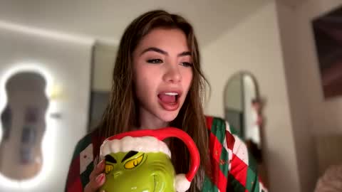 Snapshot of sussanf_ chatting on December 2024 11:28:02 PM Susy online show from December 2024 11:28:02 PM