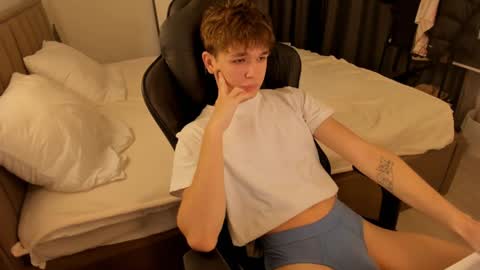 Snapshot of sw33theart_b0y chatting on December 2024 02:53:01 AM Nate 3 online show from December 2024 02:53:01 AM