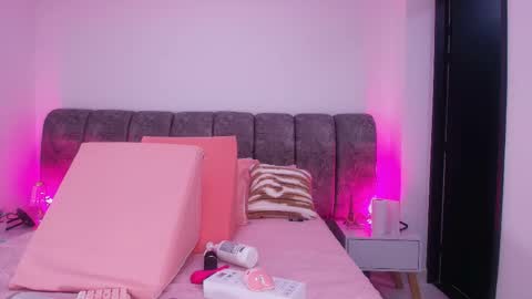 Snapshot of sweegirl_ chatting on November 2025 12:05:02 PM Debora online show from November 2025 12:05:02 PM