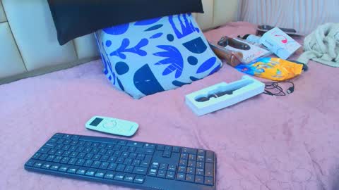 Amye  online show from October 2025 07:12:02 PM