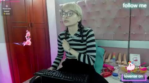  emmili  online show from December 2025 12:02:02 PM