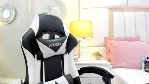 Snapshot of sweet_lucianaaa chatting on November 2025 06:30:02 PM Luciana online show from November 2025 06:30:02 PM