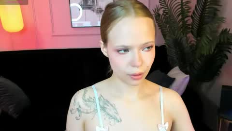 Snapshot of sweet_lucile chatting on May 2026 06:52:01 AM Lucy online show from May 2026 06:52:01 AM