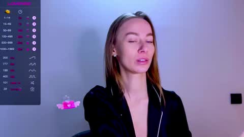 Mia online show from October 2025 11:52:02 AM