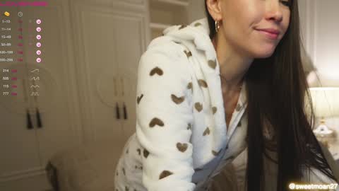 Snapshot of sweet_moan chatting on December 2024 11:03:02 AM Dana online show from December 2024 11:03:02 AM