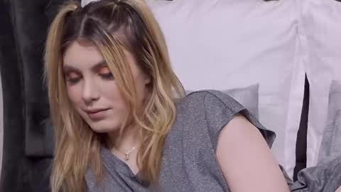 Snapshot of sweetanisia chatting on April 2026 06:25:01 AM Anisia online show from April 2026 06:25:01 AM