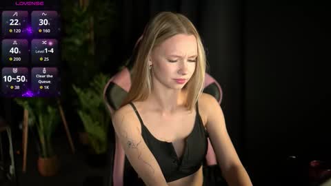 Snapshot of sweetdaisy_me chatting on March 2026 06:18:02 PM Lina online show from March 2026 06:18:02 PM