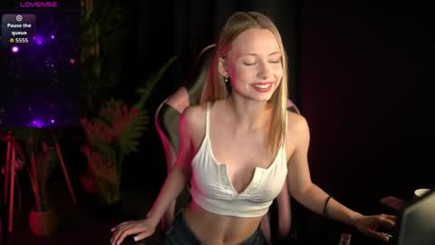 Snapshot of sweetdaisy_me chatting on April 2026 04:34:02 PM Lina online show from April 2026 04:34:02 PM