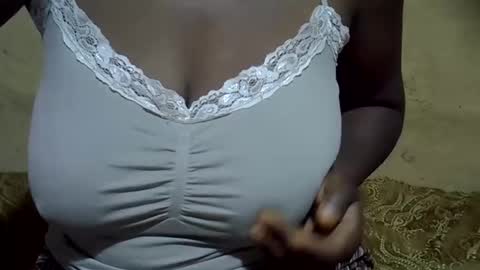 Snapshot of sweetdivah2 chatting on February 2026 05:27:02 AM divinah online show from February 2026 05:27:02 AM